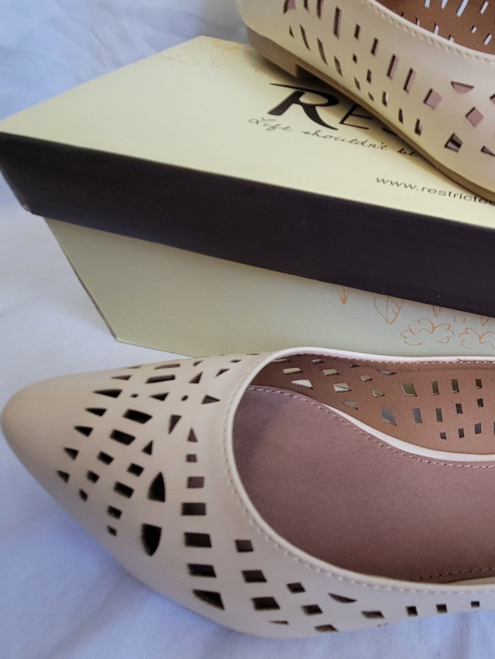 NIB Restricted BEIGE Cream Laser-Cut Pointed-Toe Flats Sandals Shoes 7.5 - Picture 2 of 3